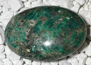 smaragd-seidensten-Edelstein-handschmeichler