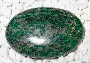 smaragd-seidensten-Edelstein-handschmeichler