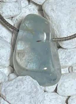 blauer-topas-anhaenger-edelstein-anhaenger-trommelstein-heilstein-schmuck-edelsteinschmuck-gebohrt