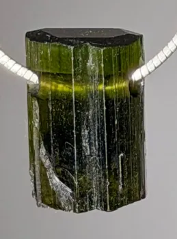 turmalin-verdigolith-anhaenger-edelstein-trommelstein-heilstein-schwarz-schmuck-edelsteinschmuck-gebohrt