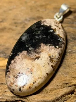 holz-schmuck-edelstein-ketten-anhaenger