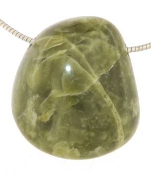 vesuvianit-anhaenger-edelstein-trommelstein-heilstein-schwarz-schmuck-edelsteinschmuck-gebohrt