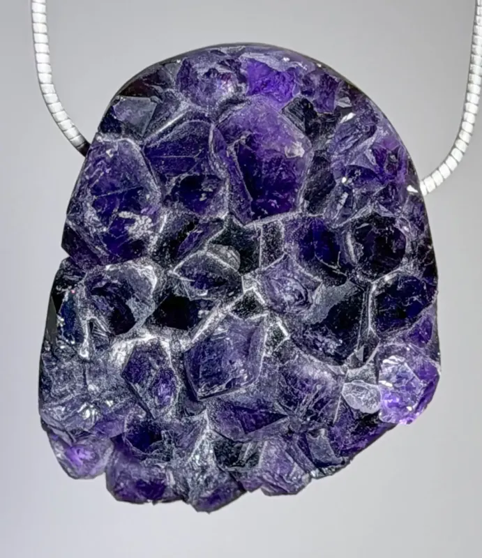 amethyst-anhaenger-edelstein-trommelstein-heilstein-schmuck-gebohrt