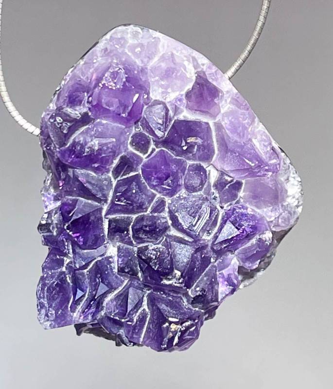 amethyst-anhaenger-edelstein-heilstein-trommelstein-anhaenger-gebohrt-schmuck
