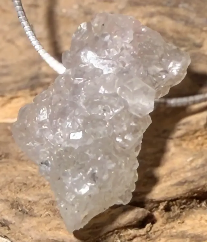 apophyllit-anhaenger-edelstein-heilstein-trommelstein-schmuck-gebohrt