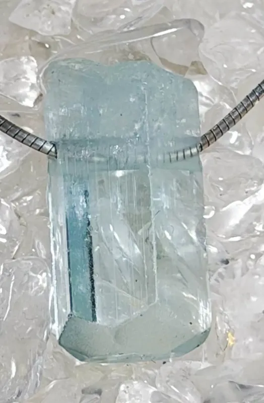 aquamarin-anhaenger-edelstein-schmuck-kette