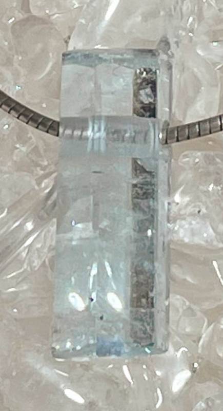 aquamarin-anhaenger-edelstein-heilstein-trommelstein-gebohrt