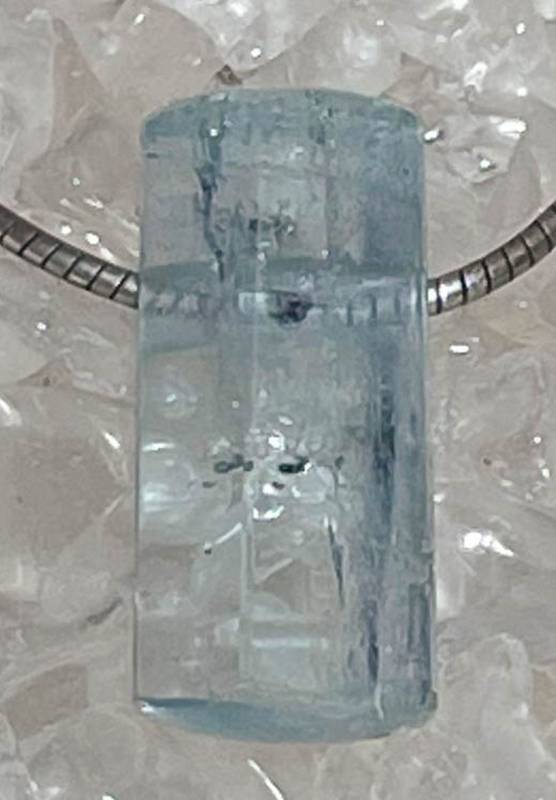 aquamarin-anhaenger-edelstein-heilstein-trommelstein-gebohrt