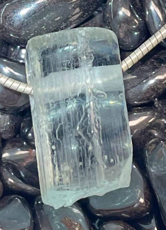 aquamarin-anhaenger-edelstein-heilstein-trommelstein-gebohrt