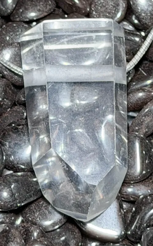 bergkristall-spitze-anhaenger-edelstein-trommelstein-heilstein-schmuck