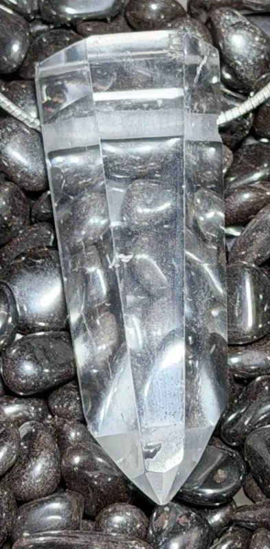 bergkristall-spitze-anhaenger-edelstein-trommelstein-schmuck-gebohrt-heilstein