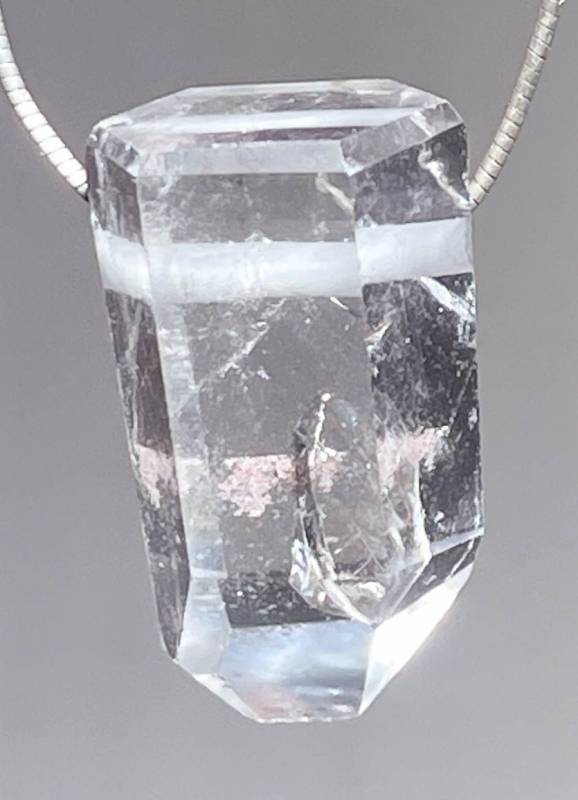 bergkristall-spitze-anhaenger-edelstein-trommelstein-heilstein-schmuck