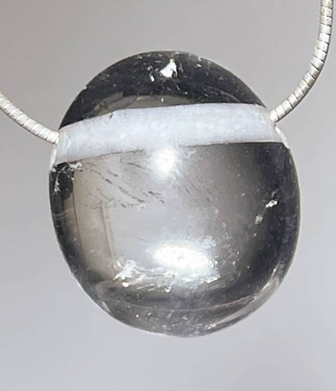 bergkristall-anhaenger-edelstein-trommelstein-heilstein-schmuck-gebohrt