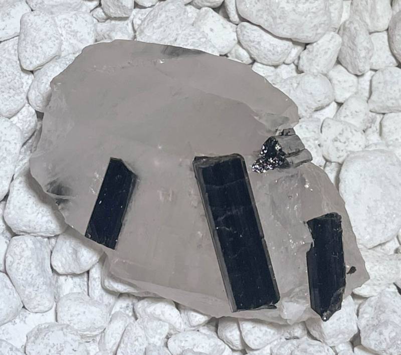 turmalin-bergkristall-edelstein-trommelstein-heilstein-schmuck-edelsteinschmuck