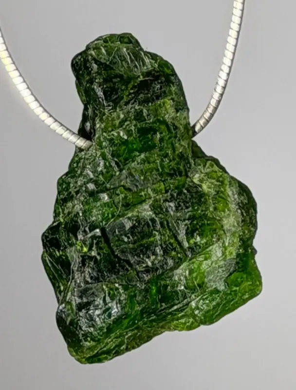 chromdiopsid-anhaenger-trommelstein-edelstein-heilstein