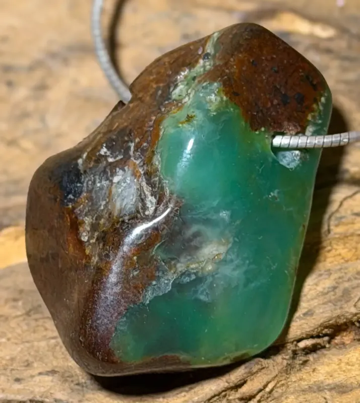 chrysopras-anhaenger-edelstein-heilstein-trommelstein-gebohrt