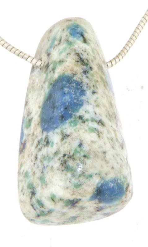 Azurit-k2-anhaenger-granit-edelstein-anhaenger-trommelstein-heilstein-schmuck-edelsteinschmuck-gebohrt
