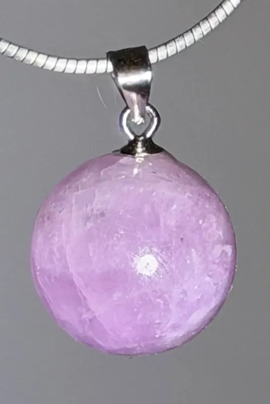 kunzit-anhaenger-edelstein-heilstein-schmuck-silber