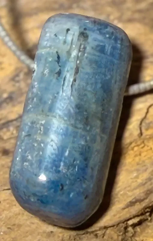 kyanit-disthen-anhaenger.edelstein-heilstein-trommelstein