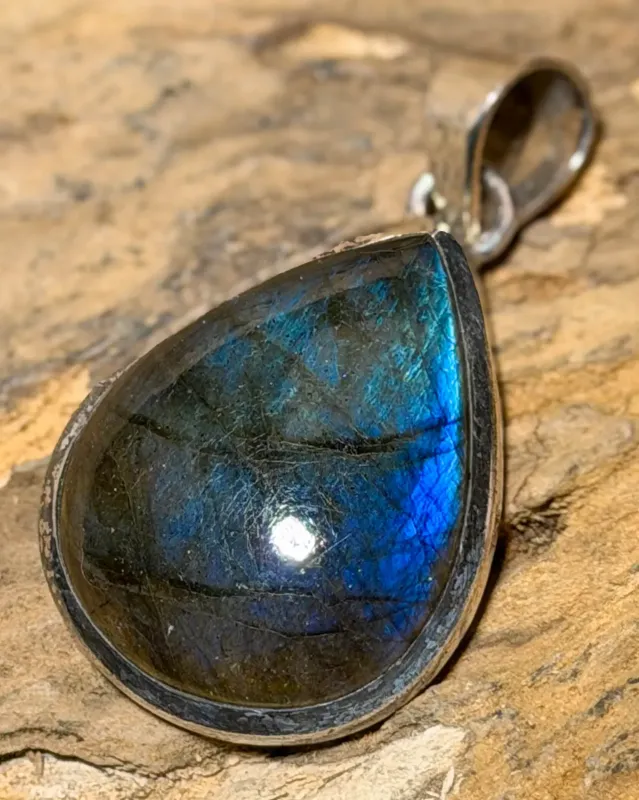 labradorit-anhaenger-edelstein-heiilstein-schmuck-silber