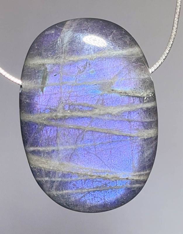 labradorit-anhaenger-edelstein-heilstein-schmuck-trommelstein