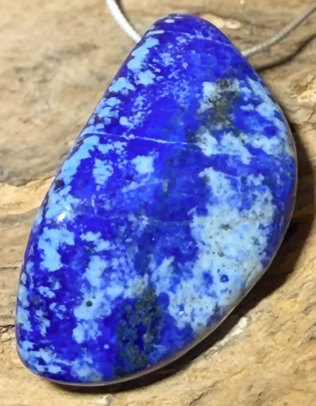 lapislazuli-anhaenger-edelstein-trommelstein