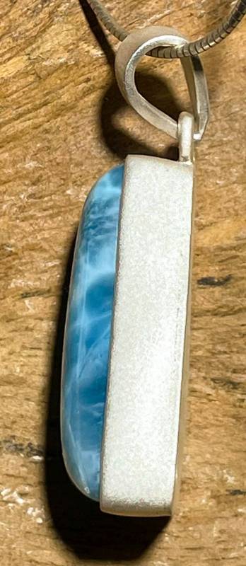 larimar-anhaenger-edelstein-trommelstein-heilstein-gebohrt