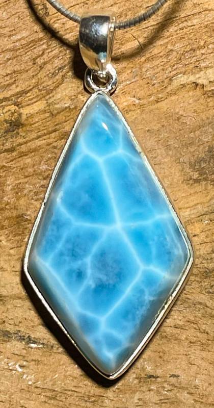 larimar-anhaenger-edelstein-trommelstein-heilstein-gebohrt