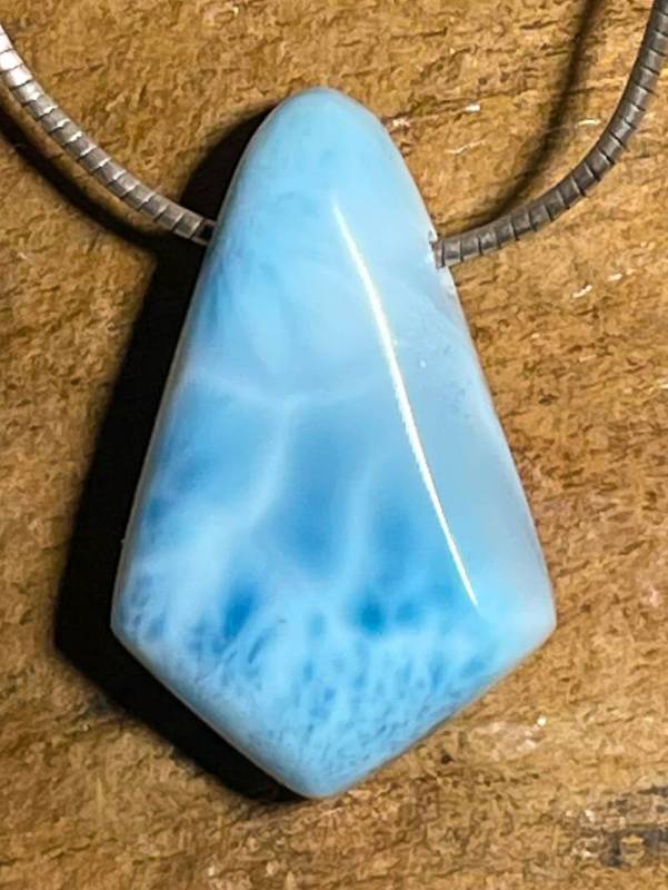 larimar-anhaenger-edelstein-trommelstein-heilstein-gebohrt