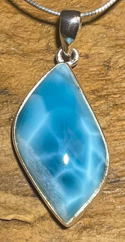 larimar-anhaenger-edelstein-trommelstein-heilstein-gebohrt