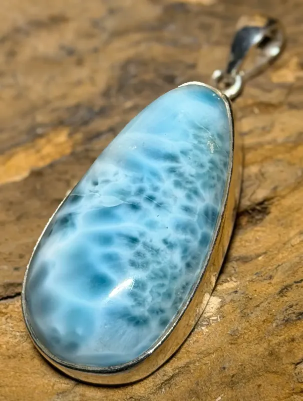 larimar-anhaenger-edelstein-trommelstein-heilstein-gebohrt