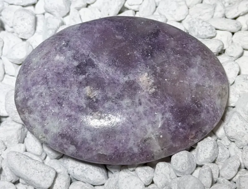 lepidolith-seifenstein-edelstein-heilstein-handschmeichler