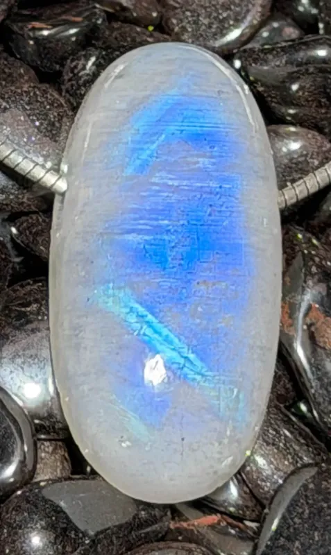 mondstein-anhaenger-edelstein-heiilstein-schmuck-silber