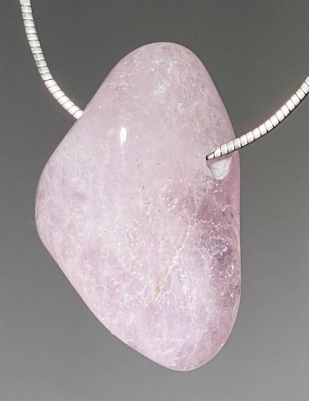 morganit-beryll-anhaenger-edelstein-trommelstein-heilstein-gebohrt