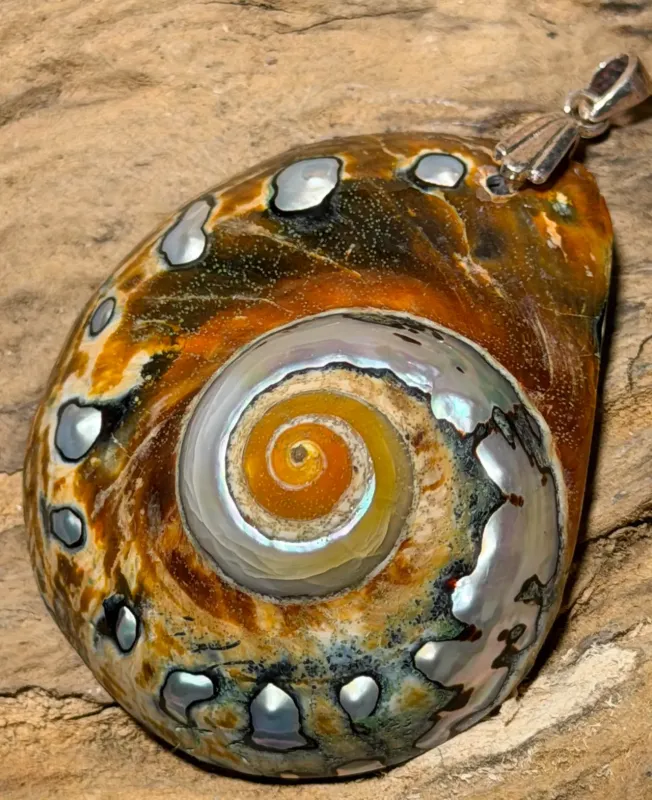 muschel-trommelstein-edelstein-anhaenger-trommelstein-schmuck-edelsteinschmuck