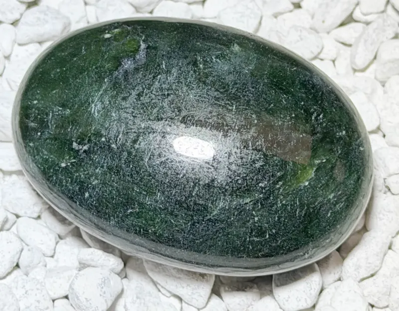 nephrit-jade-seifenstein-edelstein-heilstein-handschmeichler
