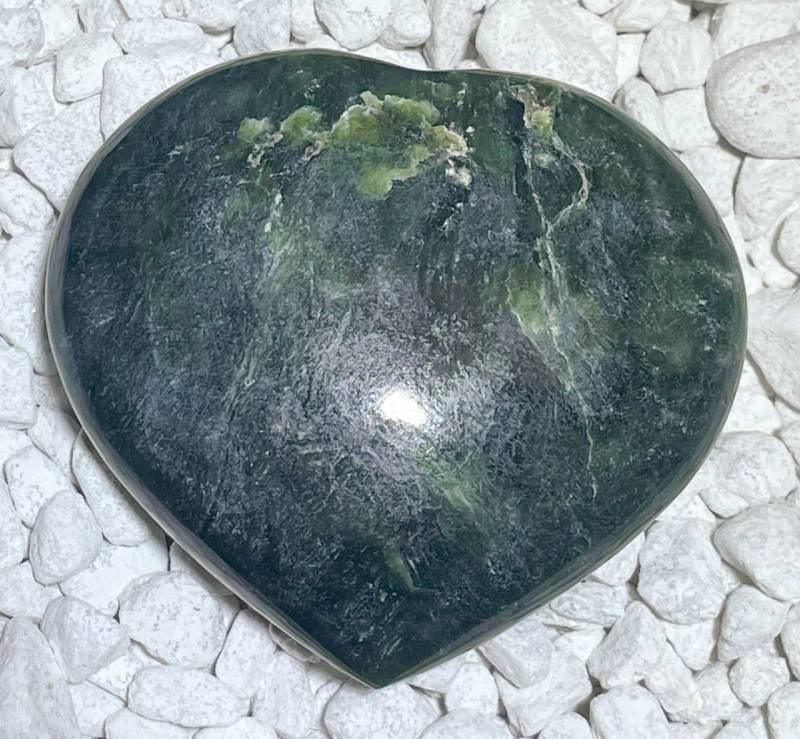 nephrit-jade-seifenstein-edelstein-heilstein-handschmeichler