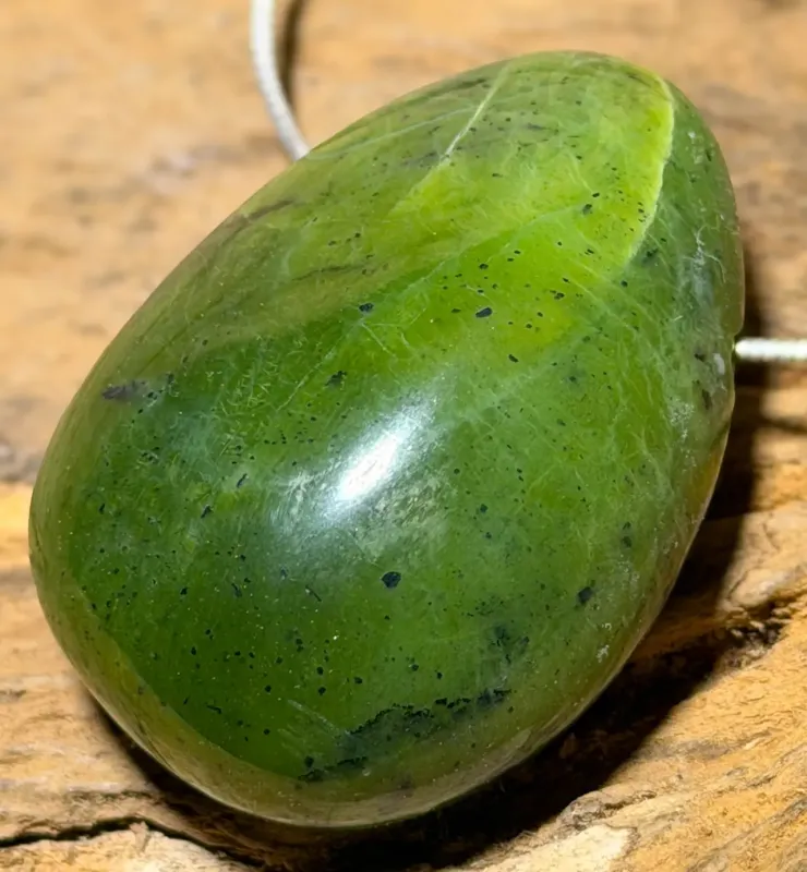 jade-nephrit-trommelstein-anhaenger-edelstein