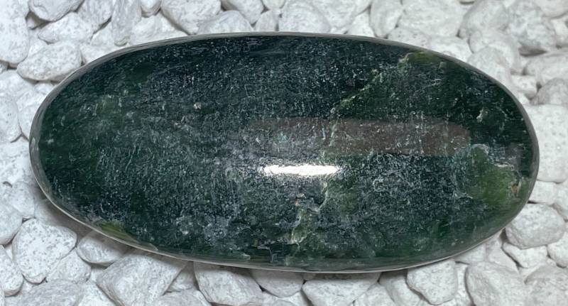 nephrit-jade-seifenstein-edelstein-heilstein-handschmeichler