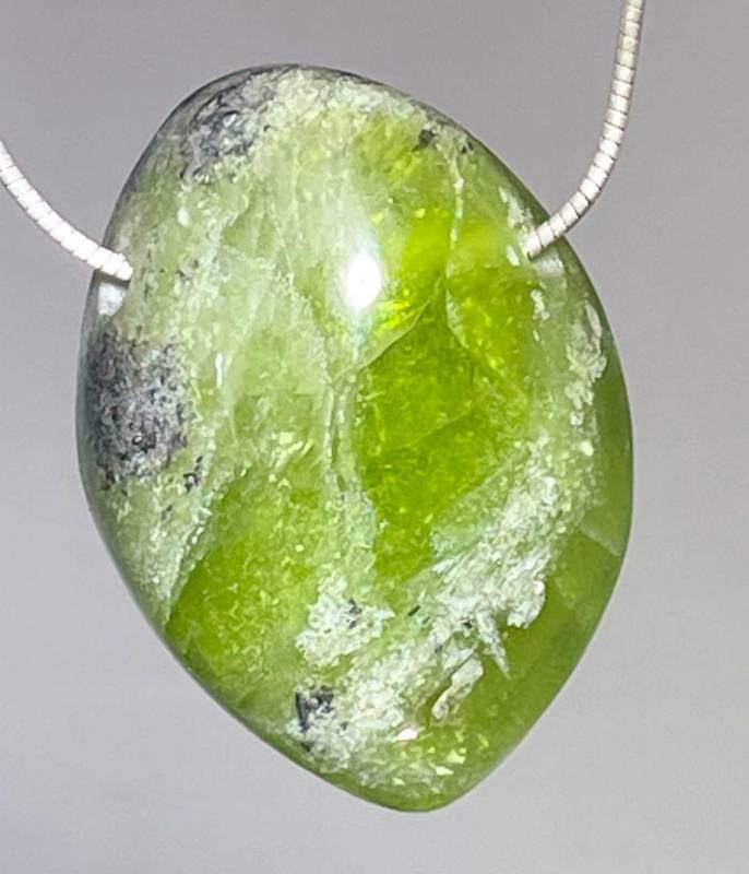 peridot-trommelstein-anhaenger-edelstein-heilstein-schmuck