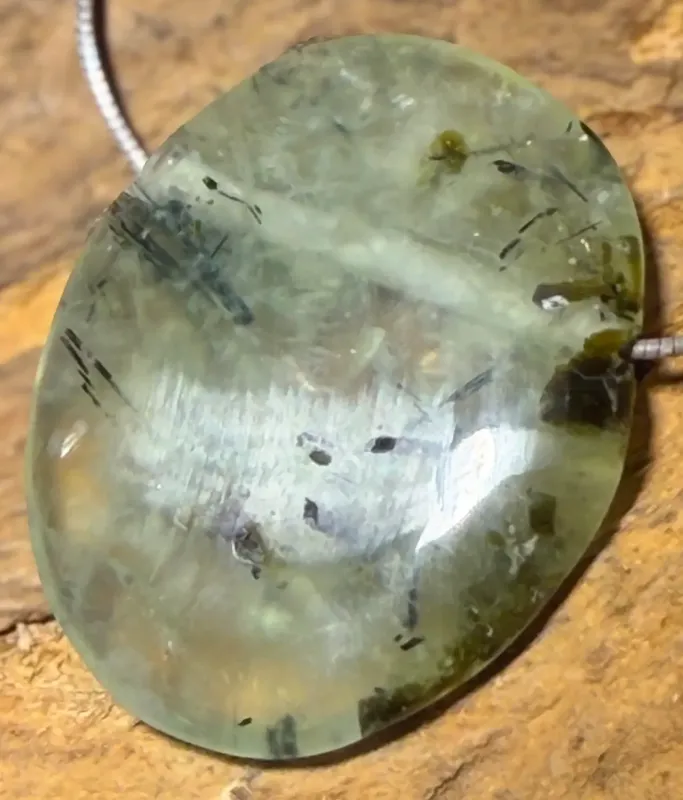 prehnit-anhaenger-edelstein-trommelstein-heilstein-gebohrt-schmuck