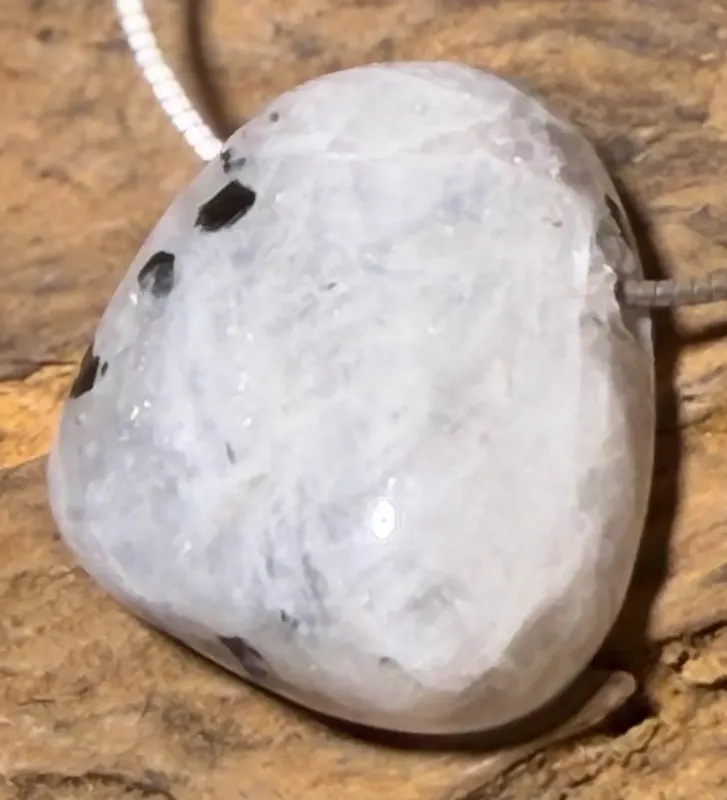 mondstein-anhaenger-trommelstein-edelstein-heilstein