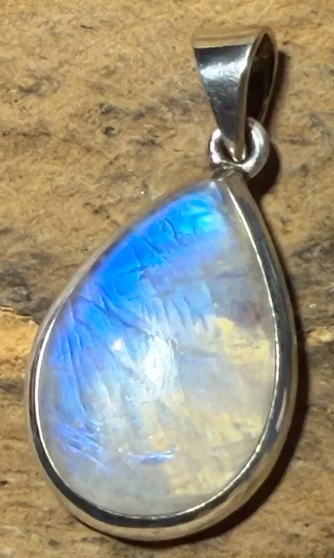 mondstein-anhaenger-edelstein-heiilstein-schmuck-silber