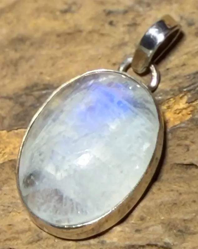 mondstein-anhaenger-edelstein-heiilstein-schmuck-silber
