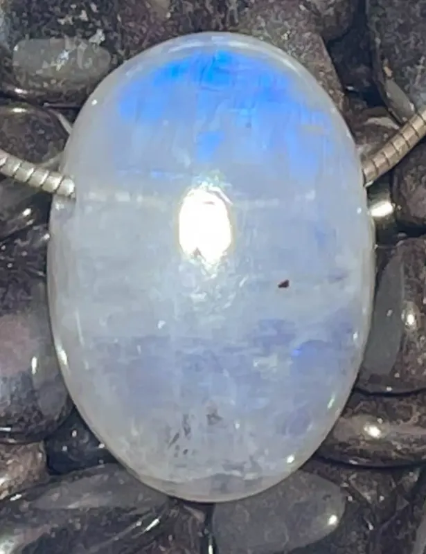 mondstein-anhaenger-edelstein-heiilstein-schmuck-silber