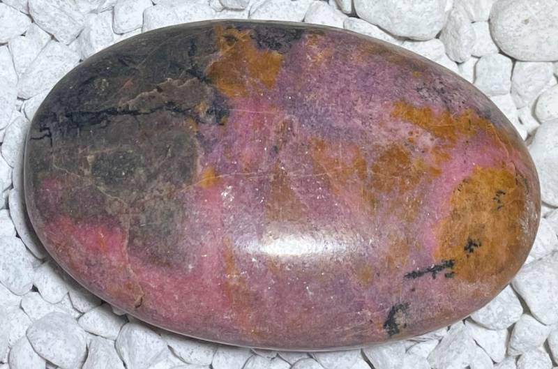 rhodonit-seifenstein-edelstein-heilstein-handschmeichler