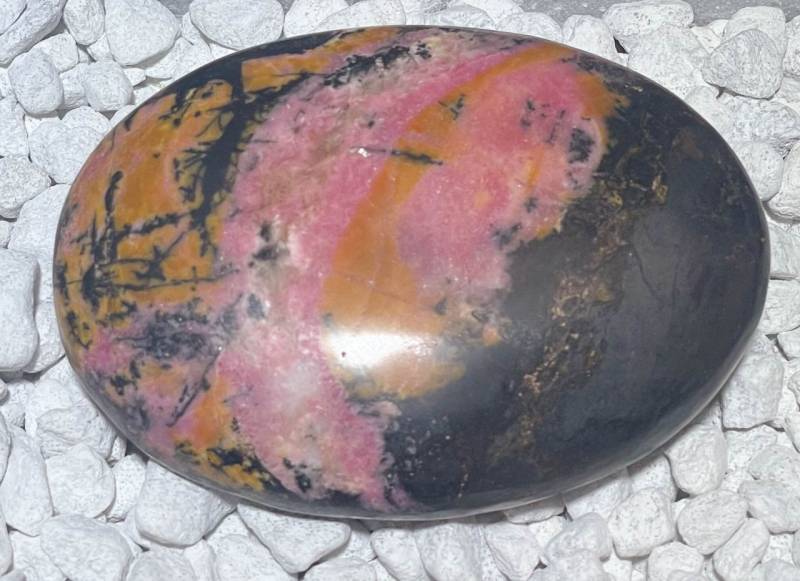 rhodonit-seifenstein-edelstein-heilstein-handschmeichler