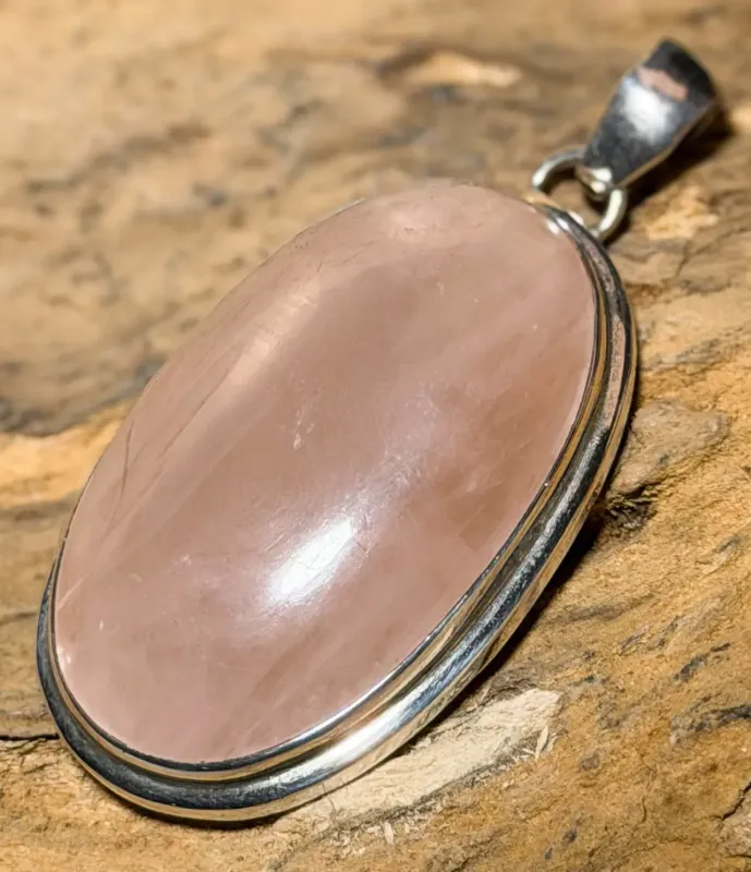 rosenquarz-anhaenger-edelstein-heiilstein-schmuck-silber