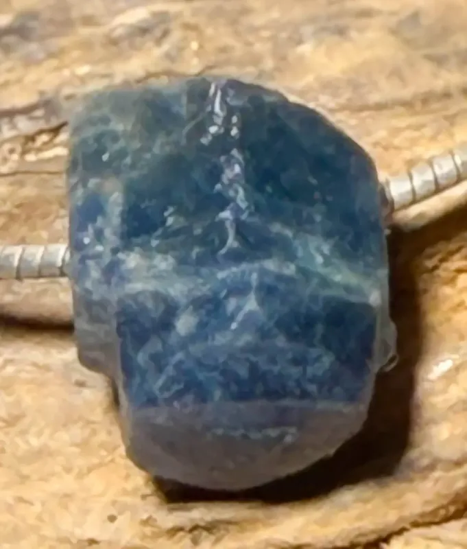 saphir-trommelstein-edelstein-anhaenger