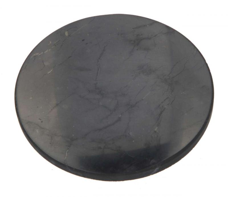 schungit-edelschungit-karelien-shungite-edelstein-trommelstein-heilstein-gebohrt-anhaenger